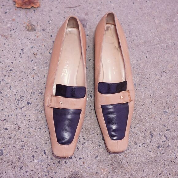 CHANEL Vintage Two-Tone Beige Black Leather Loafers Logo Buckle EU 39 - Picture 2 of 11